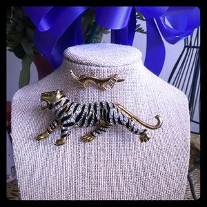 Gold and black tiger... Roarrr🐯